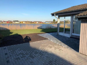 Ferienhaus am Binnensee mit Terrasse und Garten